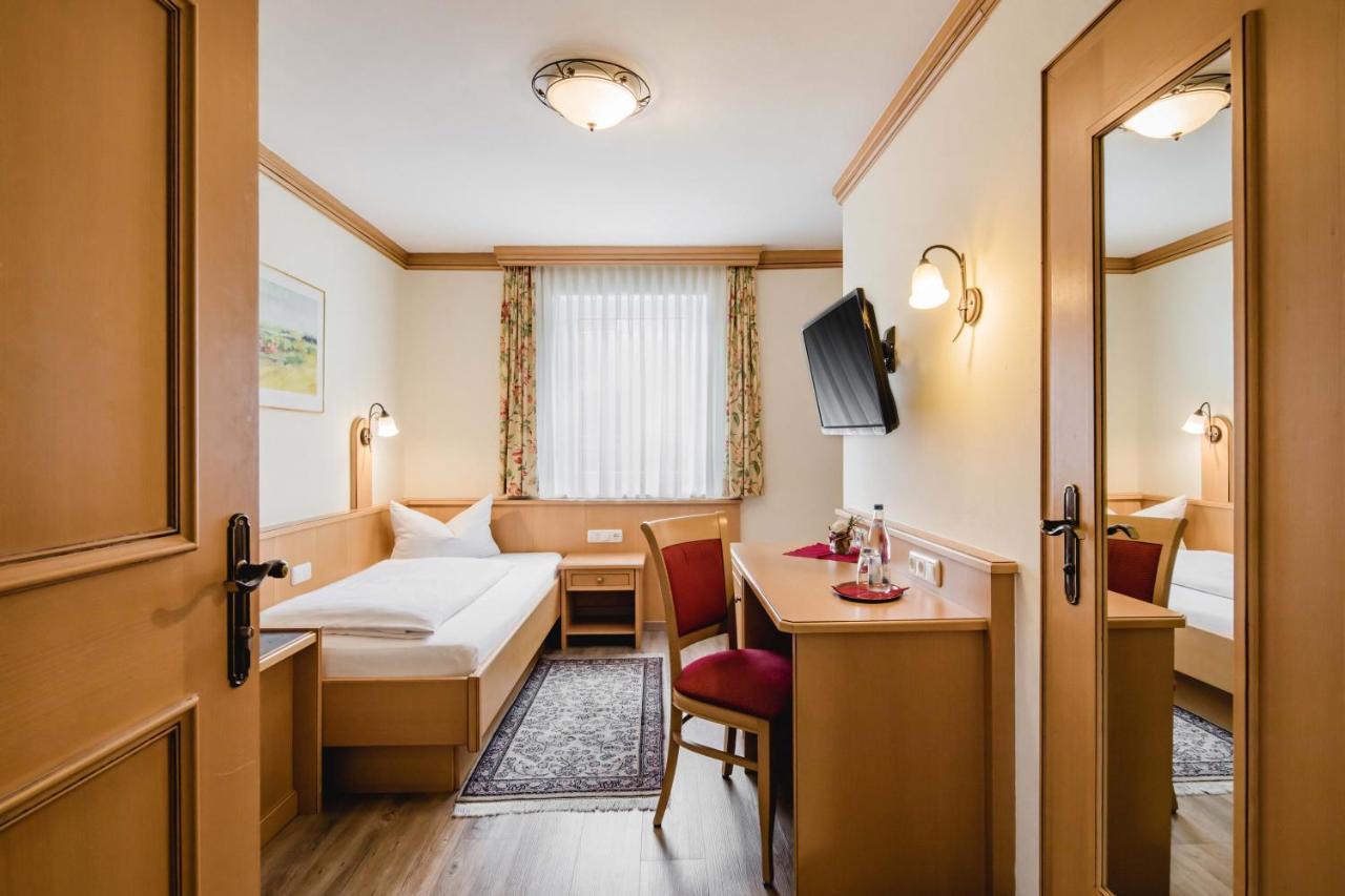 Hotel Bayrischer Loewe Osterhofen Dış mekan fotoğraf