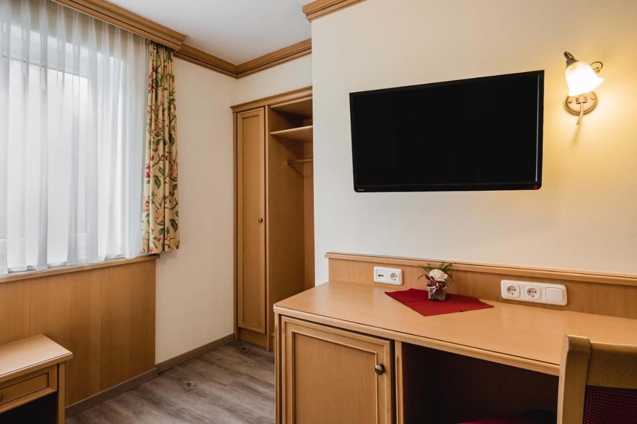 Hotel Bayrischer Loewe Osterhofen Dış mekan fotoğraf