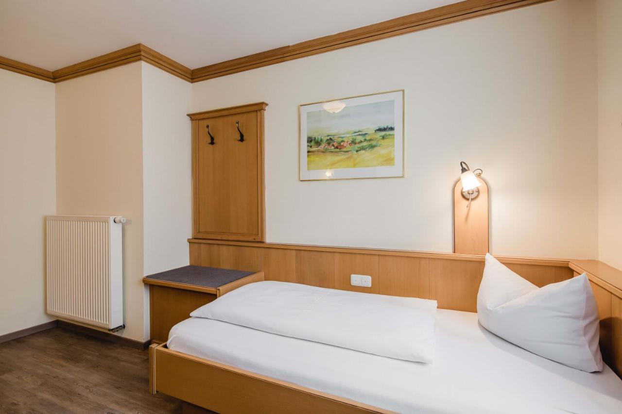 Hotel Bayrischer Loewe Osterhofen Dış mekan fotoğraf