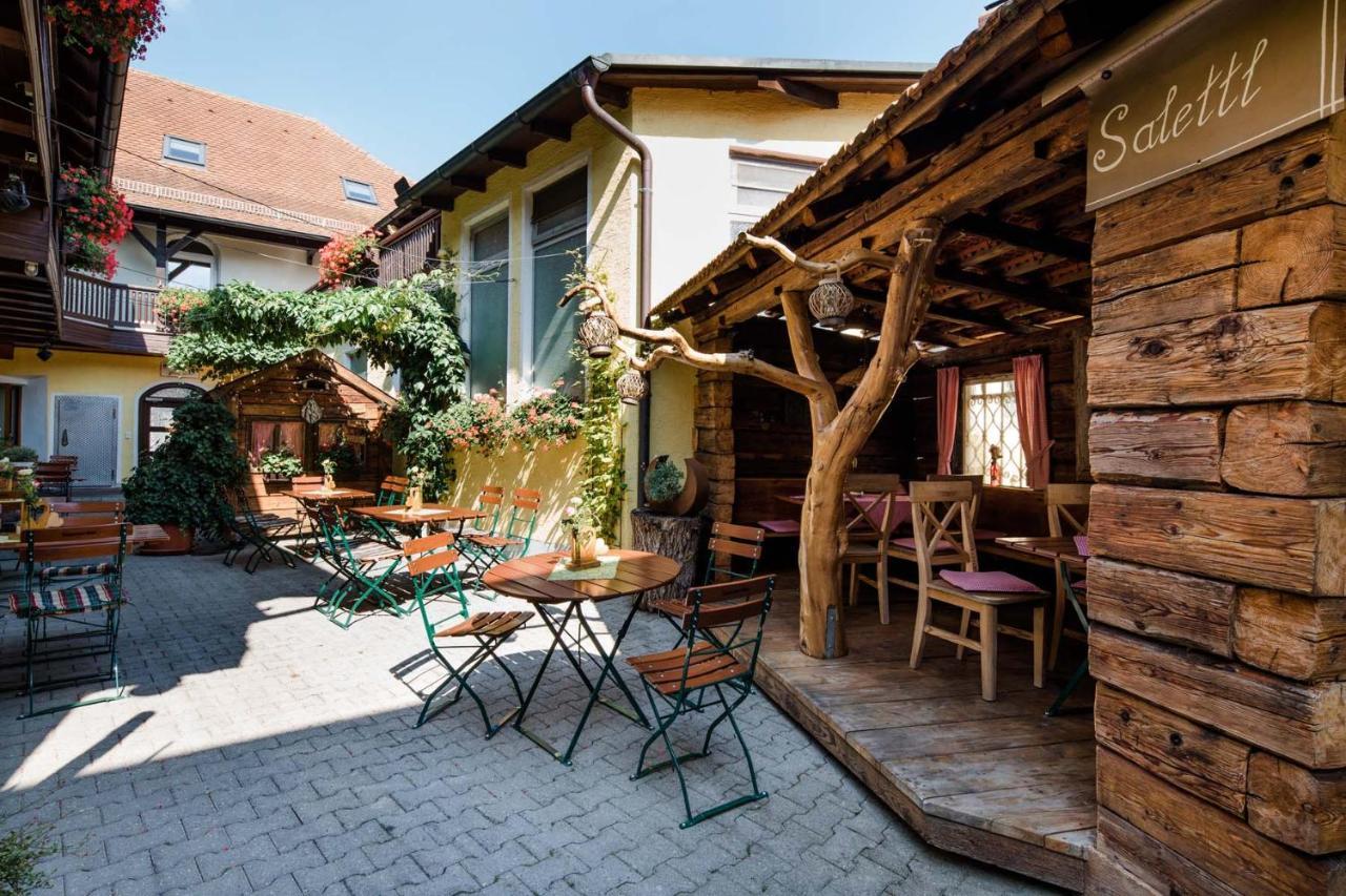Hotel Bayrischer Loewe Osterhofen Dış mekan fotoğraf
