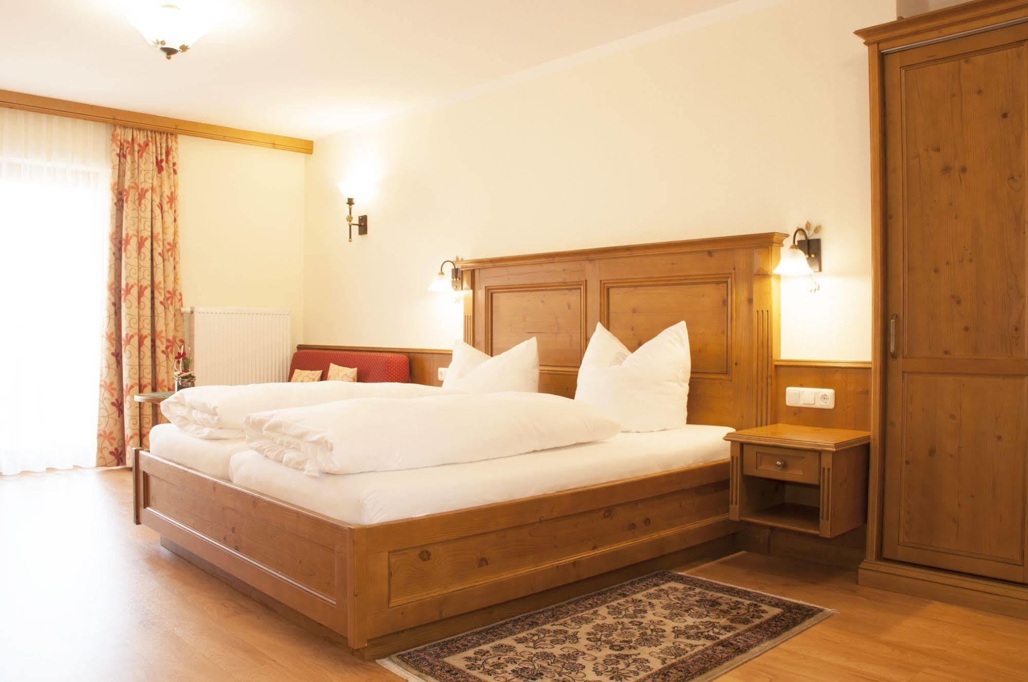 Hotel Bayrischer Loewe Osterhofen Dış mekan fotoğraf
