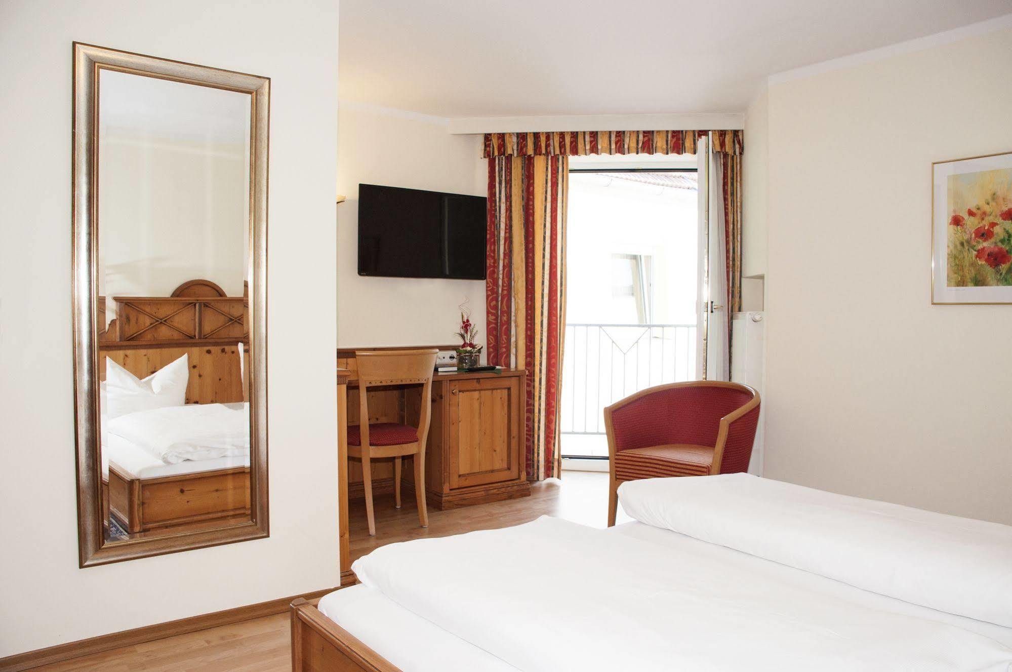 Hotel Bayrischer Loewe Osterhofen Dış mekan fotoğraf
